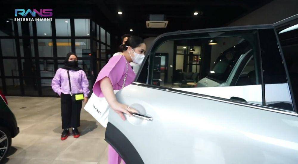 potret Nagita Slavina beli mobil baru (youtube.com/Rans Entertainment)