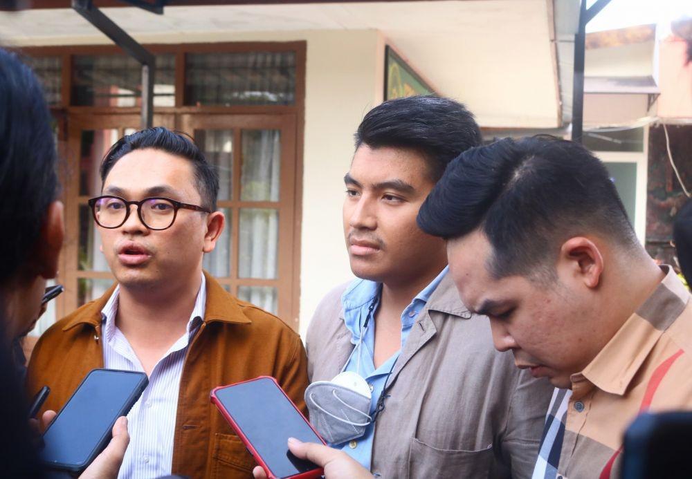 Tim kuasa hukum Julianto saat memberikan keterangan usai sidang kasus SPI. IDN Times/Alfi Ramadana