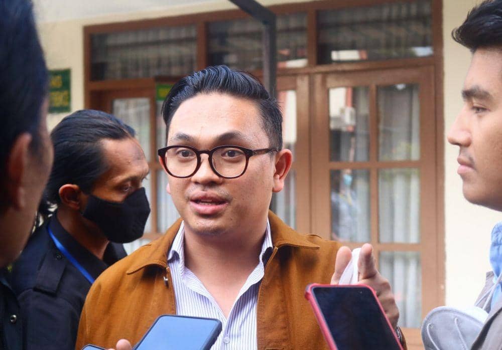 Anggota tim kuasa hukum JE saat memberikan penjelasan usai sidang di PN Malang. IDN Times/Alfi Ramadana