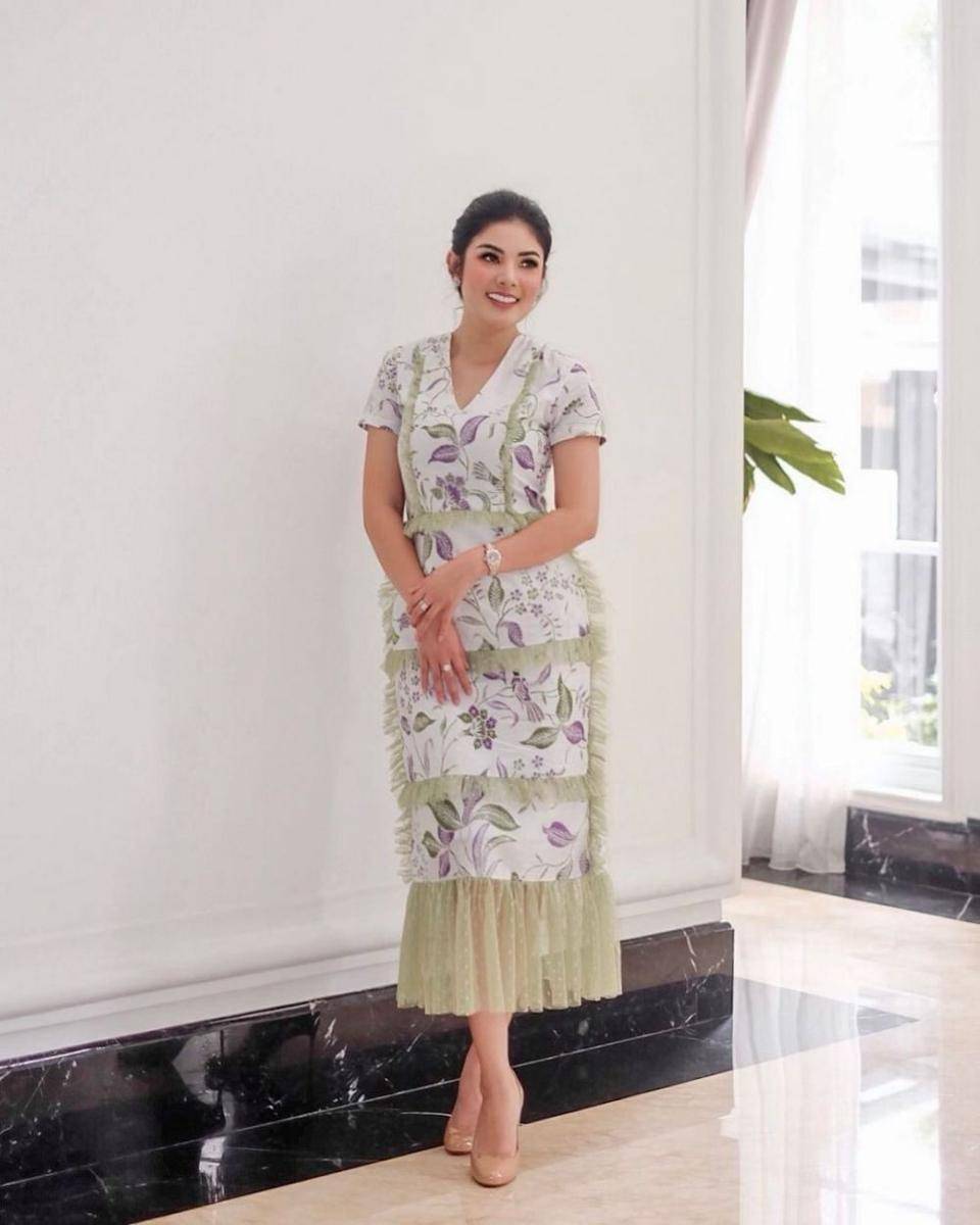 inspirasi batik kondangan ala Amanda Hartanto (instagram.com/amandahartantobatik)