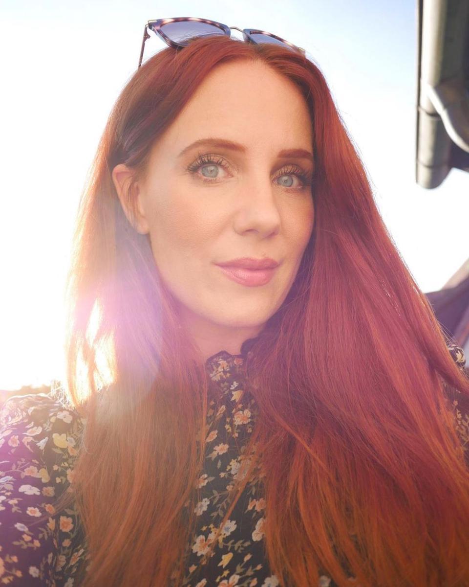 Simone Simons (instagram.com/simonesimons)
