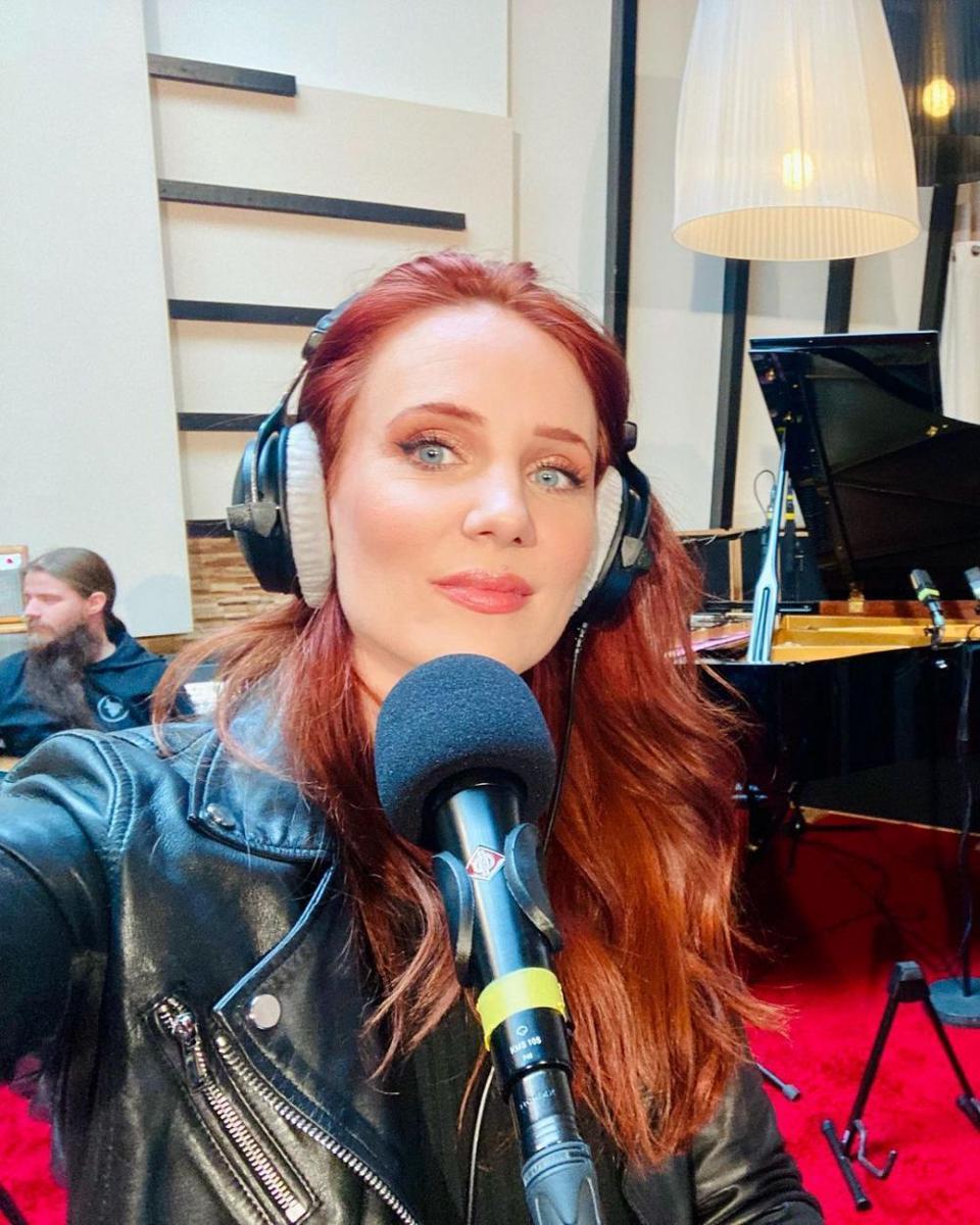 Simone Simons (instagram.com/simonesimons)
