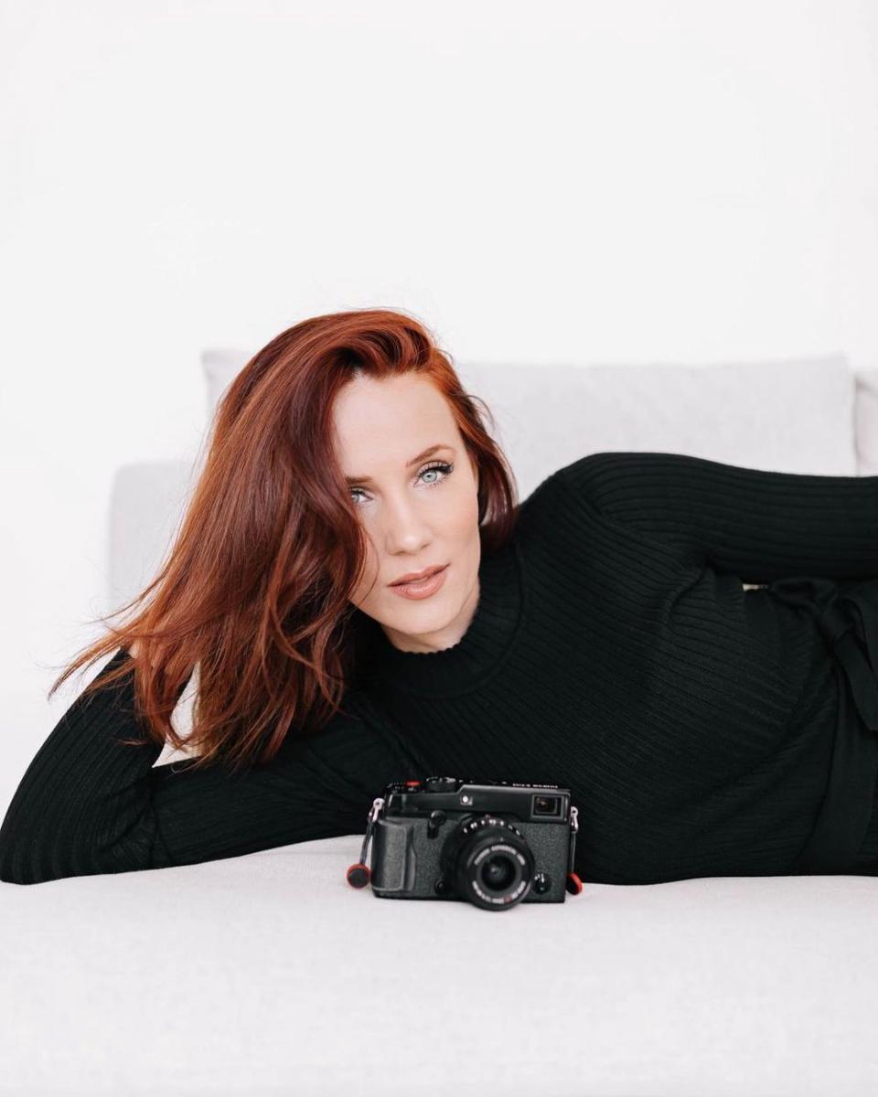 Simone Simons (instagram.com/simonesimons)