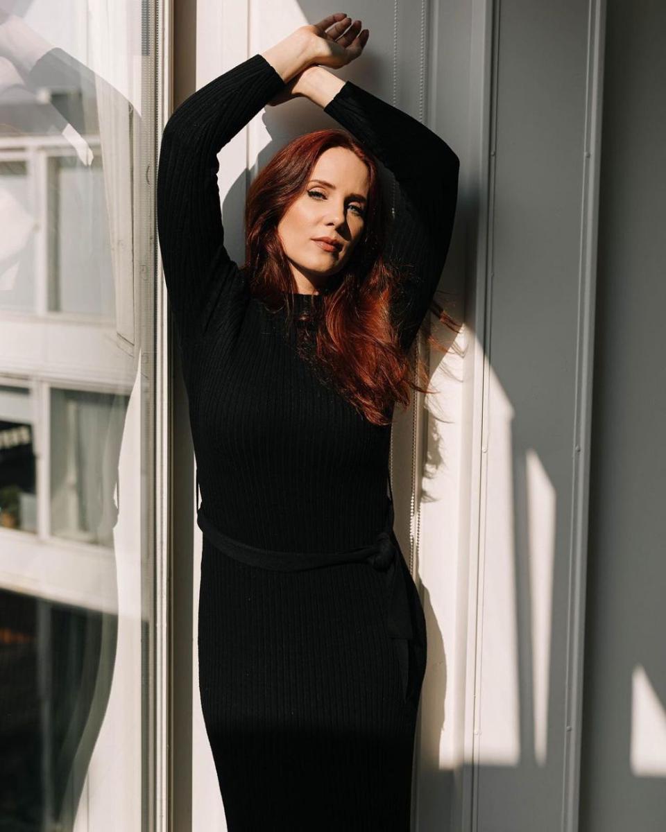 Simone Simons (instagram.com/simonesimons)