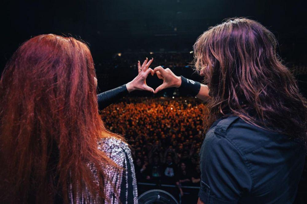 Simone Simons dan Mark Jansen di hadapan para penggemar (instagram.com/simonesimons)