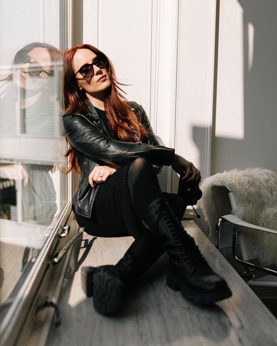 Simone Simons (instagram.com/simonesimons)