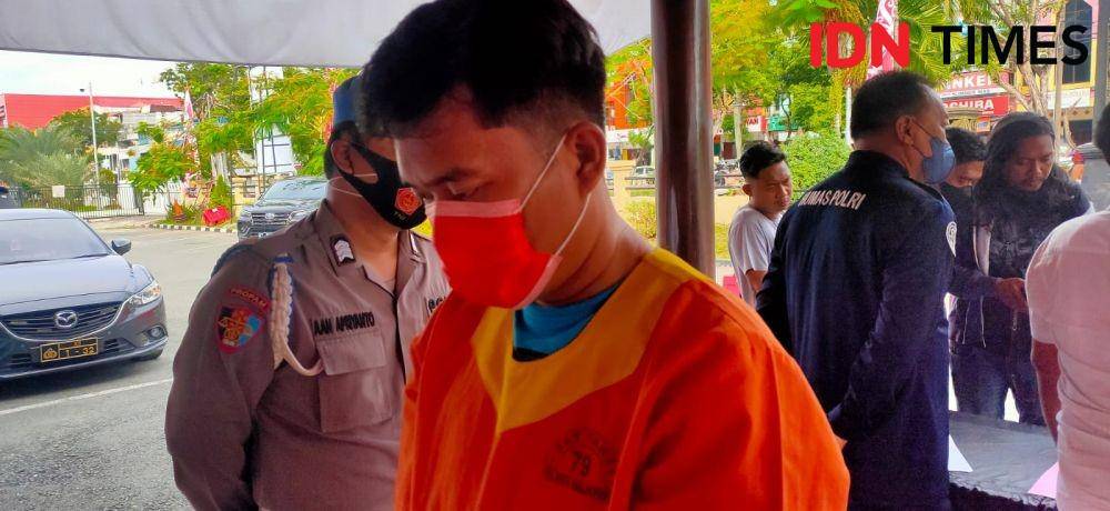 Porter di Bandara Sepinggan Balikpapan inisial S yang diduga membongkar koper pedangdut Dewi Perssik. (IDN Times/Hilmansyah)