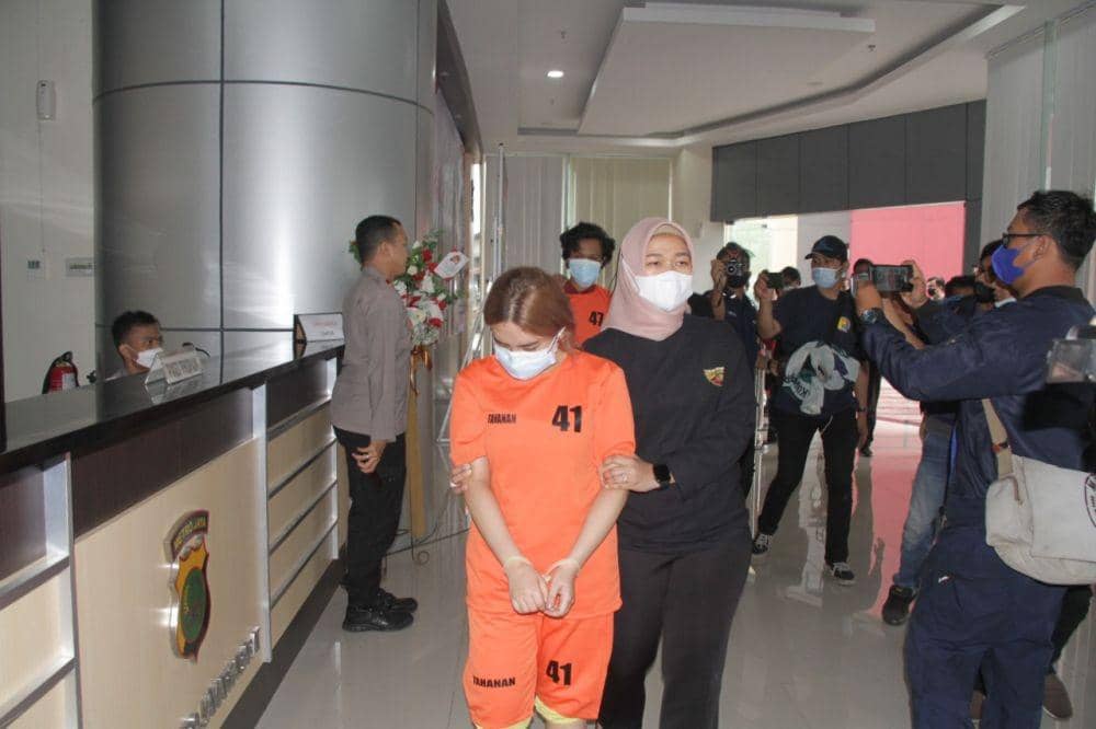 Polsek Kebon Jeruk Jakarta Barat meringkus dua orang tersangka kasus pornografi, lewat media sosial Manggolive. (dok. Humas Jakbar)