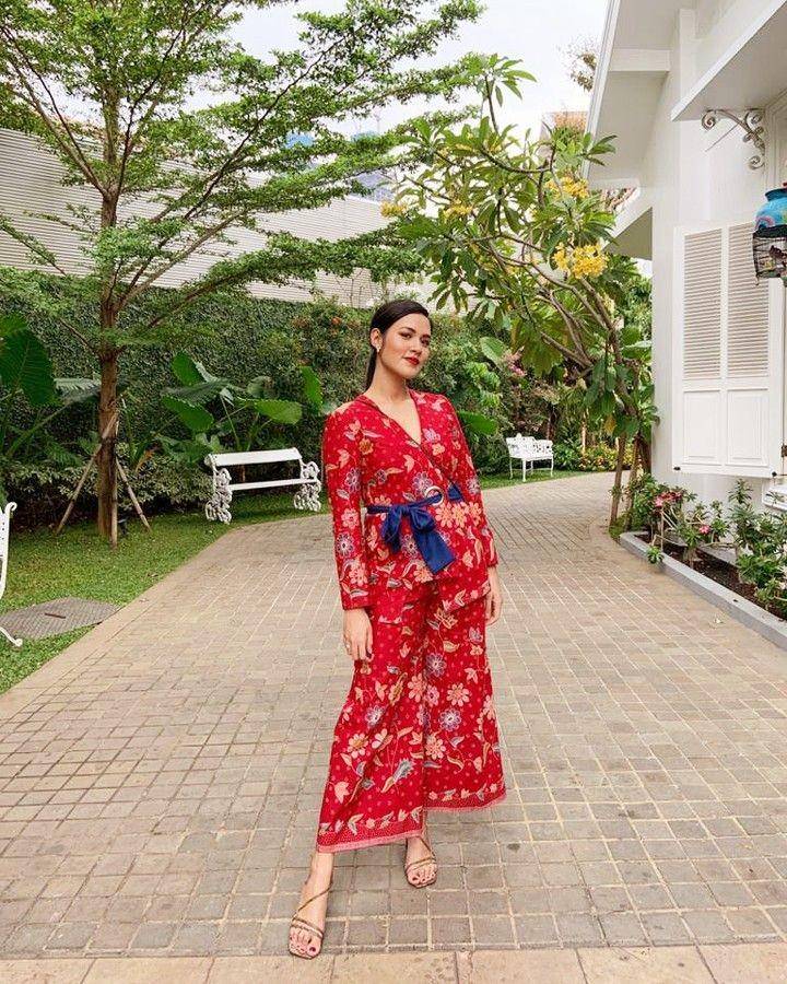 inspirasi batik kondangan ala Amanda Hartanto (instagram.com/amandahartantobatik)