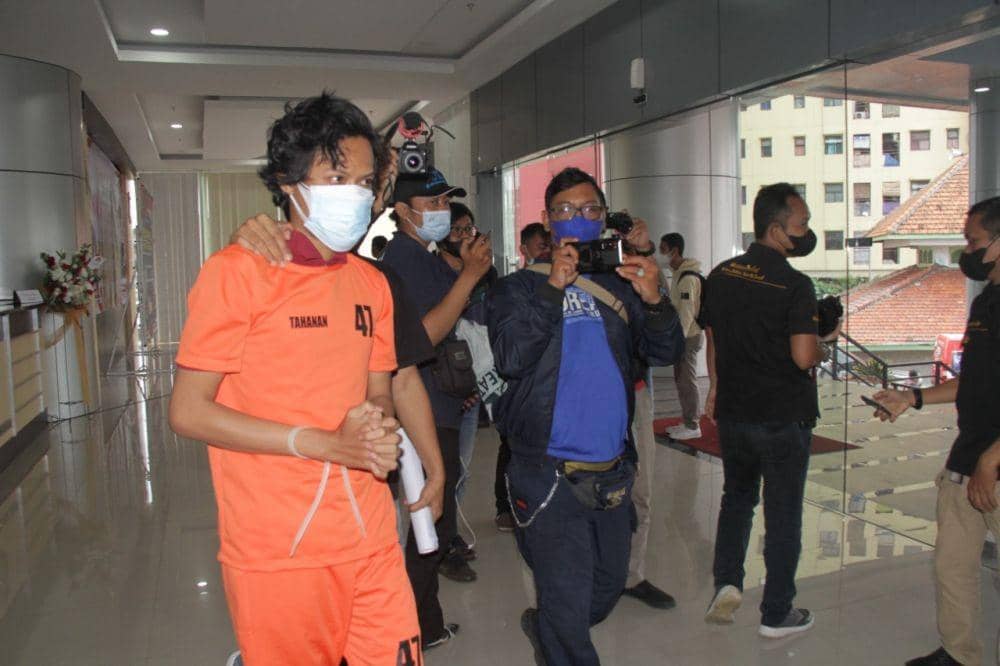 Polsek Kebon Jeruk Jakarta Barat meringkus dua orang tersangka kasus pornografi, lewat media sosial Manggolive. (dok. Humas Jakbar)