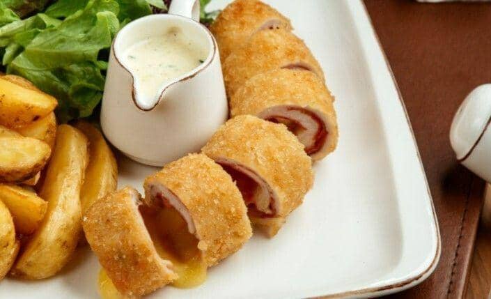 pizza stromboli (freepik.com/KamranAydinov)
