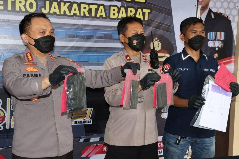 Polsek Kebon Jeruk Jakarta Barat meringkus dua orang tersangka kasus pornografi, lewat media sosial Manggolive. (dok. Humas Jakbar)