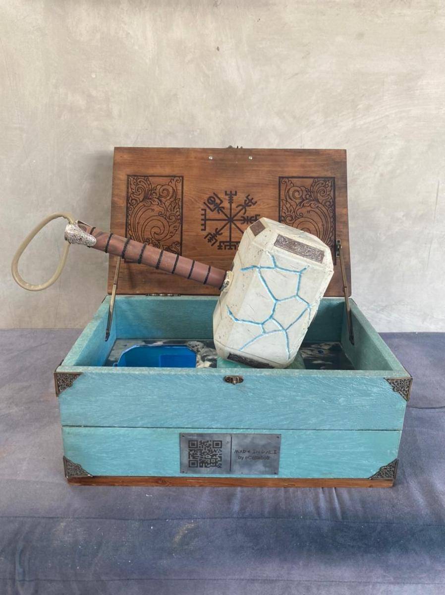 Mjolnir ‘Mighty Thor’ dari Bahan Dasar Sampah di Pantai Bali, Kreasi dari eCollabo8 (dok. Disney Indonesia)