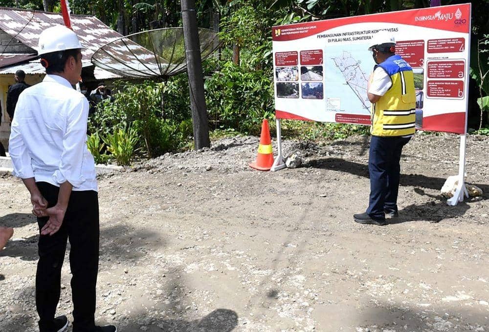 Presiden Jokowi meninjau kondisi jalan di kabupaten Nias Utara, Sumatra Utara, Rabu (6/7/2022). (Dok: Diskominfo Sumut)