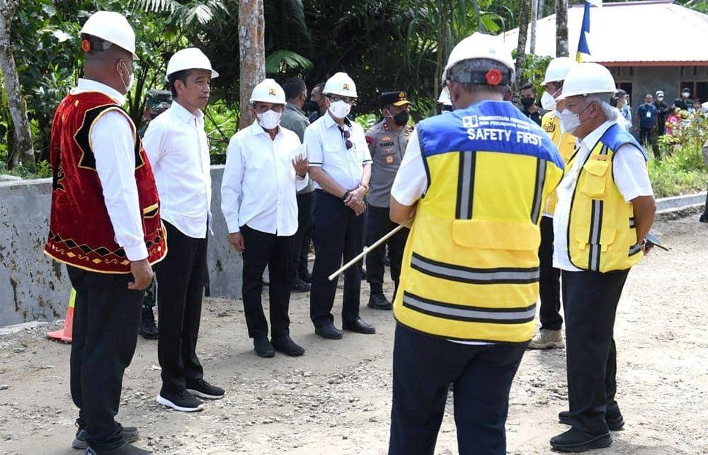 Presiden Jokowi meninjau kondisi jalan di kabupaten Nias Utara, Sumatra Utara, Rabu (6/7/2022). (Dok: Diskominfo Sumut)