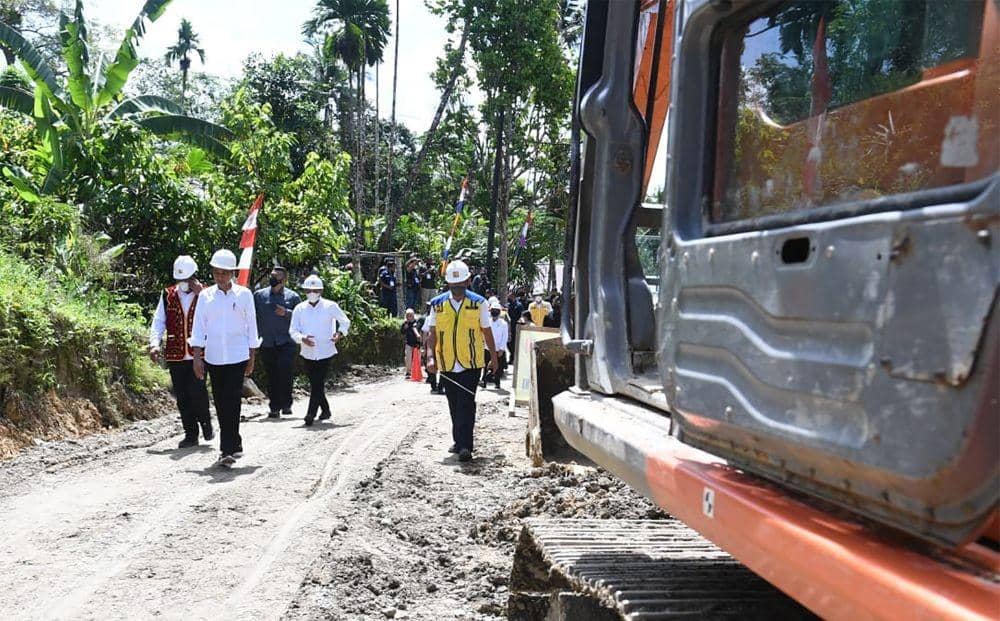 Presiden Jokowi meninjau kondisi jalan di kabupaten Nias Utara, Sumatra Utara, Rabu (6/7/2022). (Dok: Diskominfo Sumut)