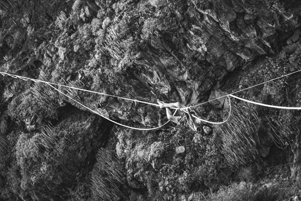ilustrasi eksplorasi hutan batu (unsplash.com/@omarsotillo)