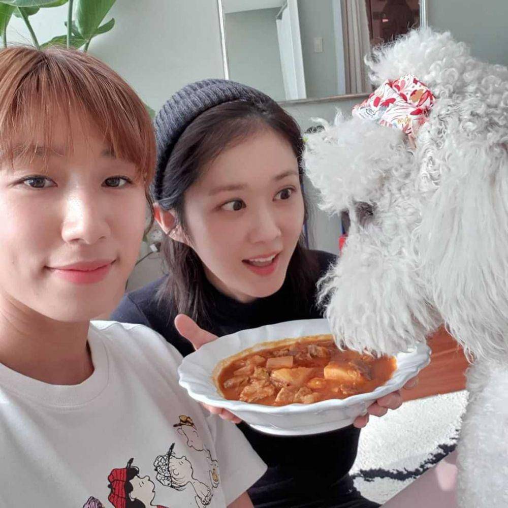 Jang Nara bersama sahabat dan anjingnya. (ig/nara0318)