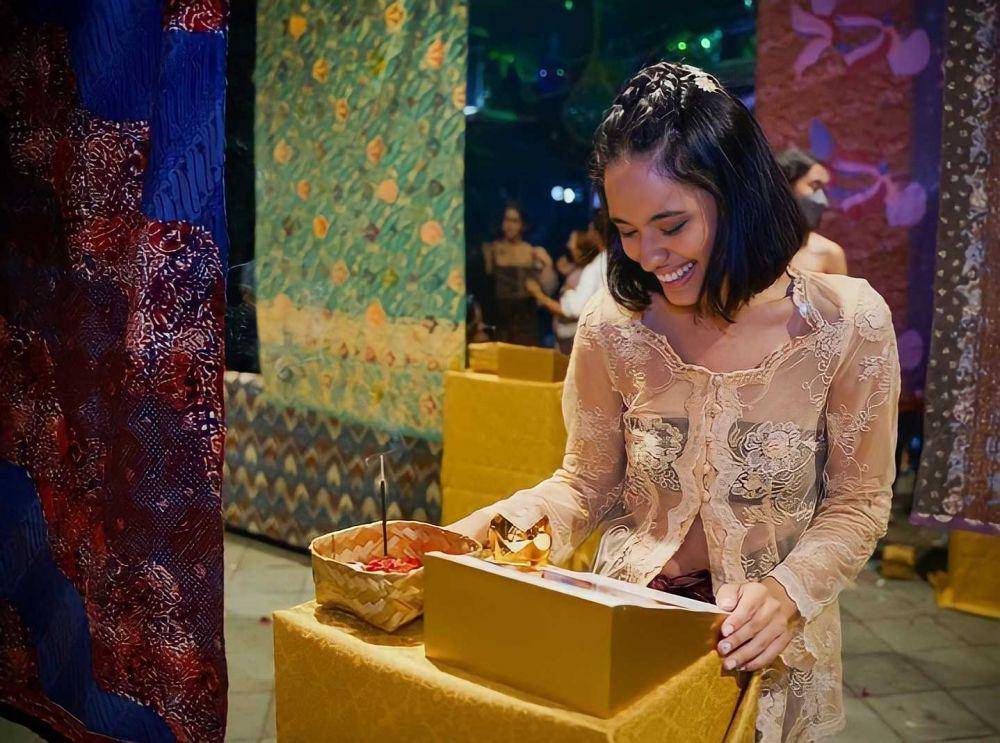 Kecintaan Arawinda pada kain. (instagram.com/arawindak)