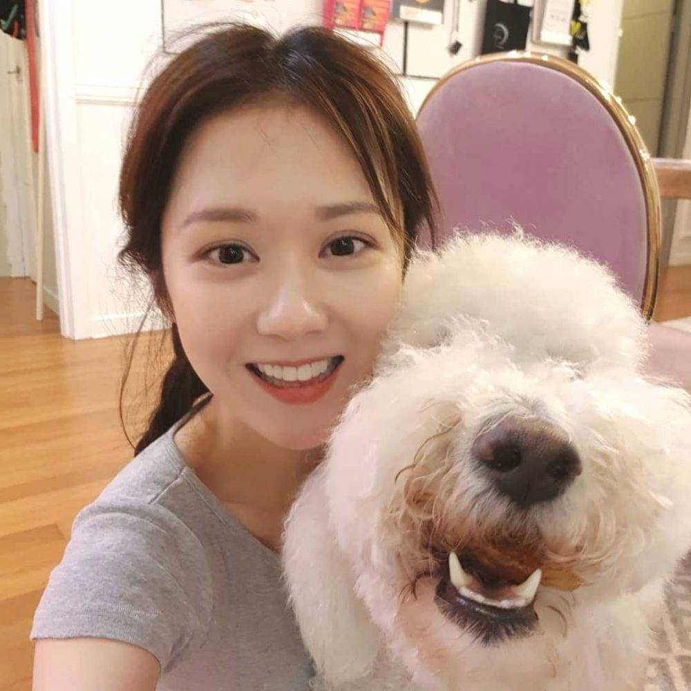 Jang Nara bersama anjing kesayangannya. (ig/nara0318)