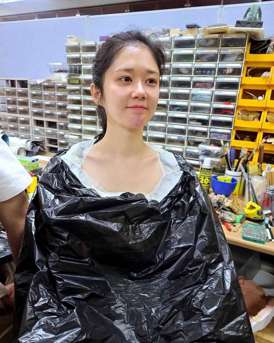 Jang Nara saat di lokasi syuting. (ig/nara0318)