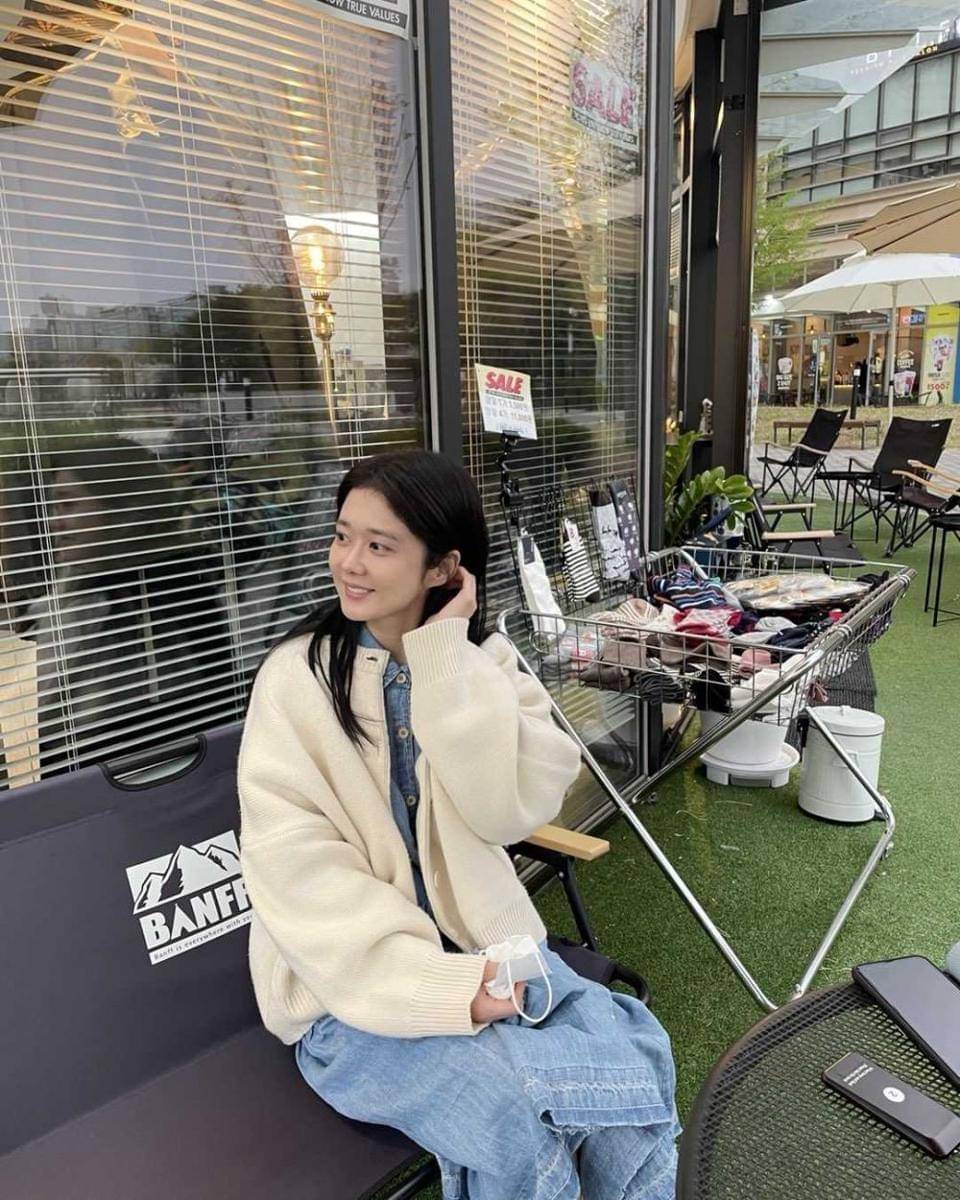 Jang Nara memakai dress denim dan sweater. (ig/nara0318)