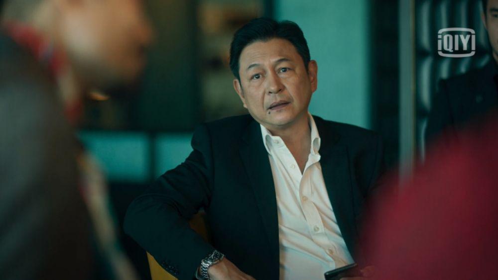 Kob Songsit dalam cuplikan serial KinnPorsche. (dok. iQIYI/KinnPorsche The Series)