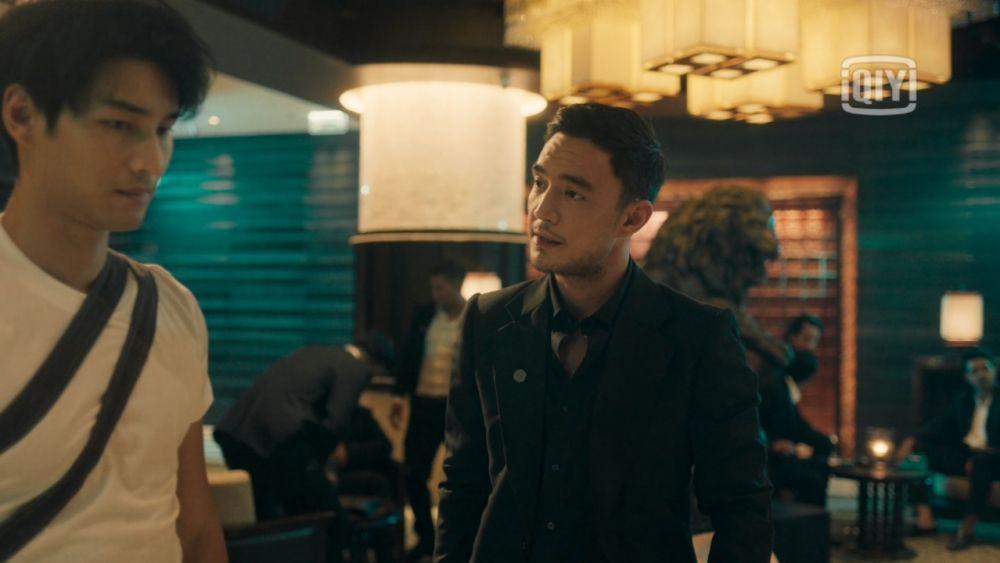 Apo Nattawin dan Peter Knight dalam cuplikan serial KinnPorsche. (dok. iQIYI/KinnPorsche The Series)