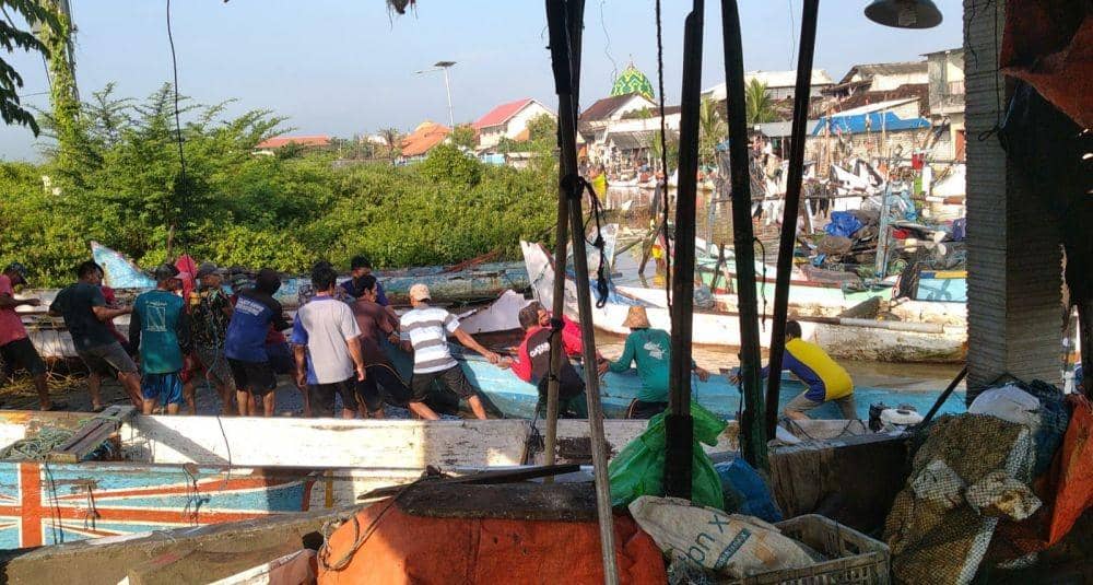 Perahu Nelayan Lamongan Rusak Diterjang Banjir Bandang