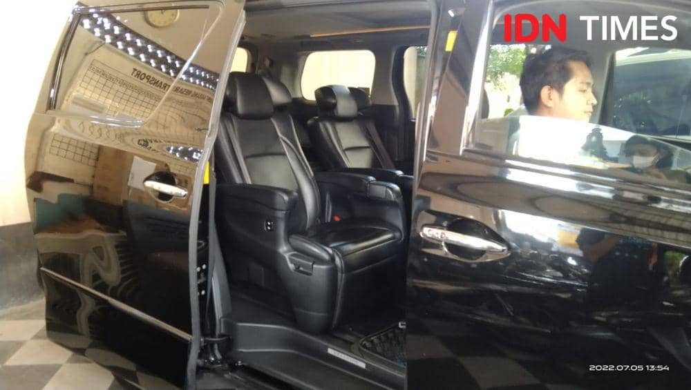 Ilustrasi mobil vellfire. (IDN Times/Ayu Afria)