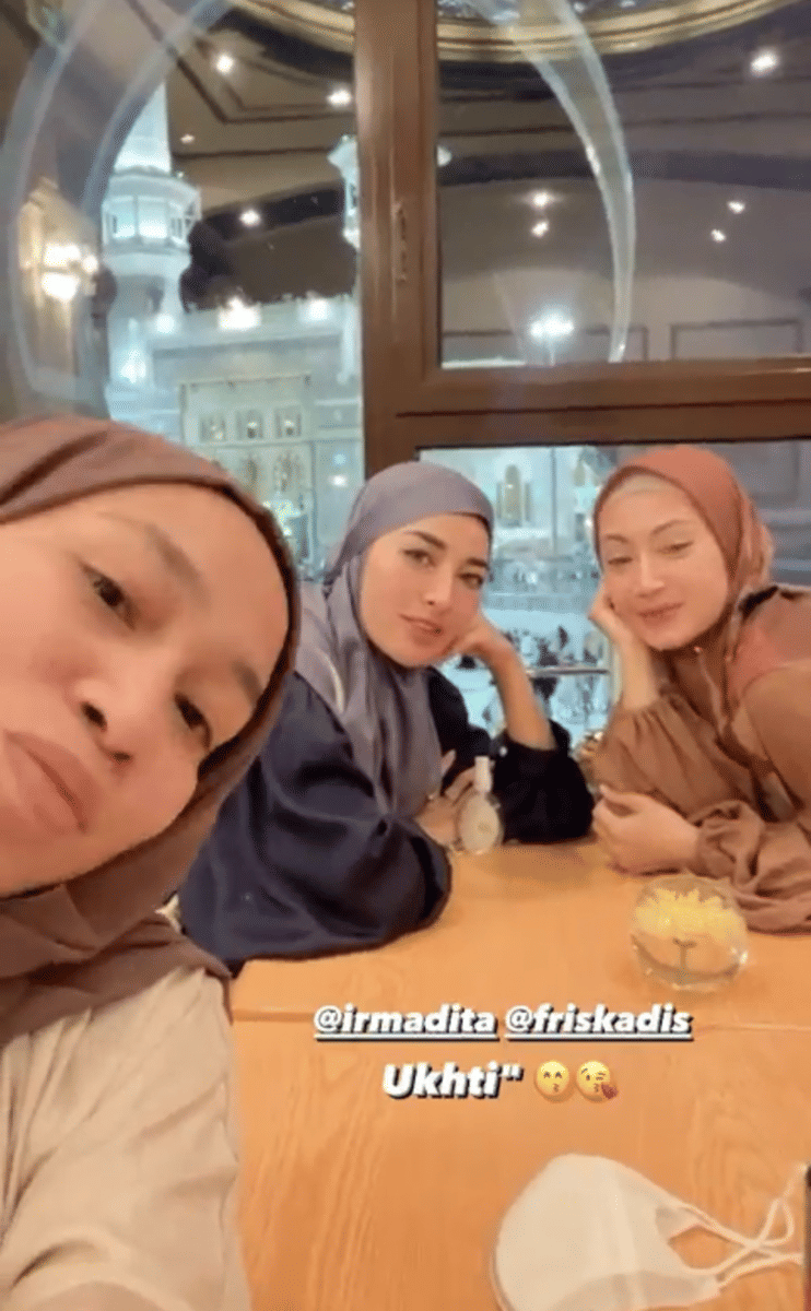 momen Shandy Purnama Sari dan Gilang Juragan99 naik haji (instagram.com/shandypurnamasari)