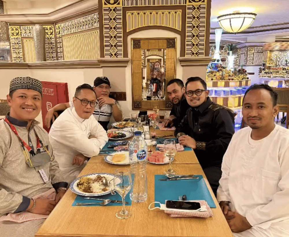 momen Shandy Purnama Sari dan Gilang Juragan99 naik haji (instagram.com/hendysetiono)