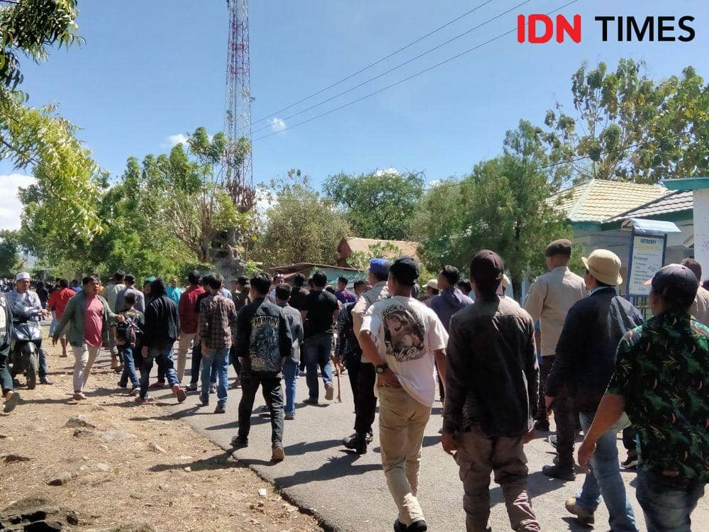 Masa aksi pelempar kantor desa.(IDN Times/Juliadin)