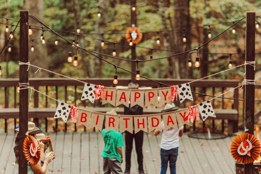 ilustrasi pesta ulang tahun anak (unsplash.com/@jontyson)