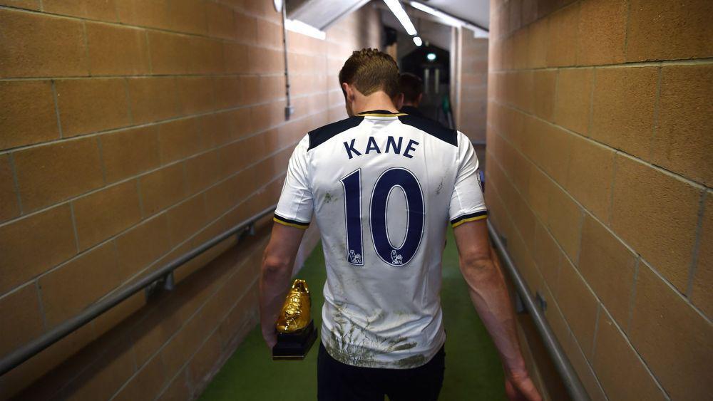Hary Kane membawa Golden Boot pada 2017. (twitter.com/SpursOfficial)
