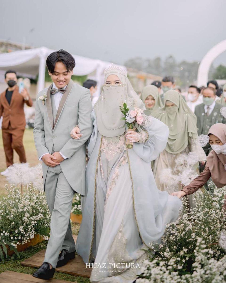 Dress pernikahan syar'i (instagram.com/laksmimuslimah)