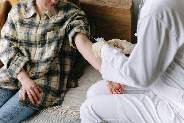 ilustrasi dokter memberikan suntikan obat kemoterapi ke pasien (pexels.com/Thirdman)