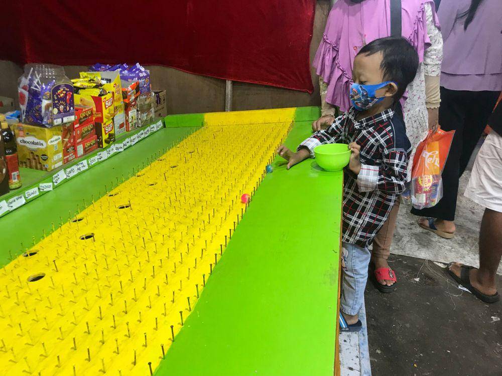 Memasukkan kelereng. (dok. pribadi/Ari Budiadnyana)