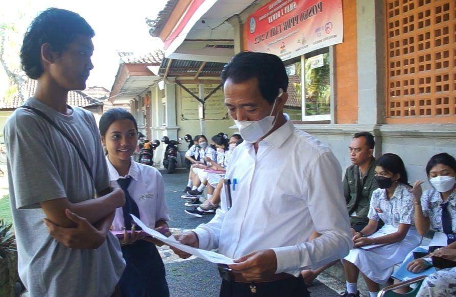 Siswa mendatangi SMA N 1 Dawan (Dok. IDN Times/Istimewa )