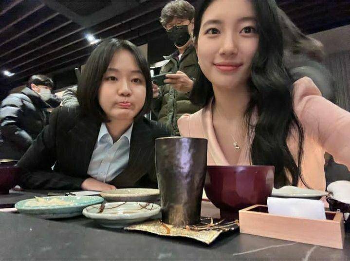 Park Ye Young dan Suzy di balik layar drama Anna (instagram.com/skuukzky)