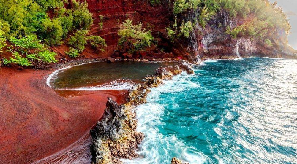 Red Sand Beach (instagram.com/danielsullivanphotography)