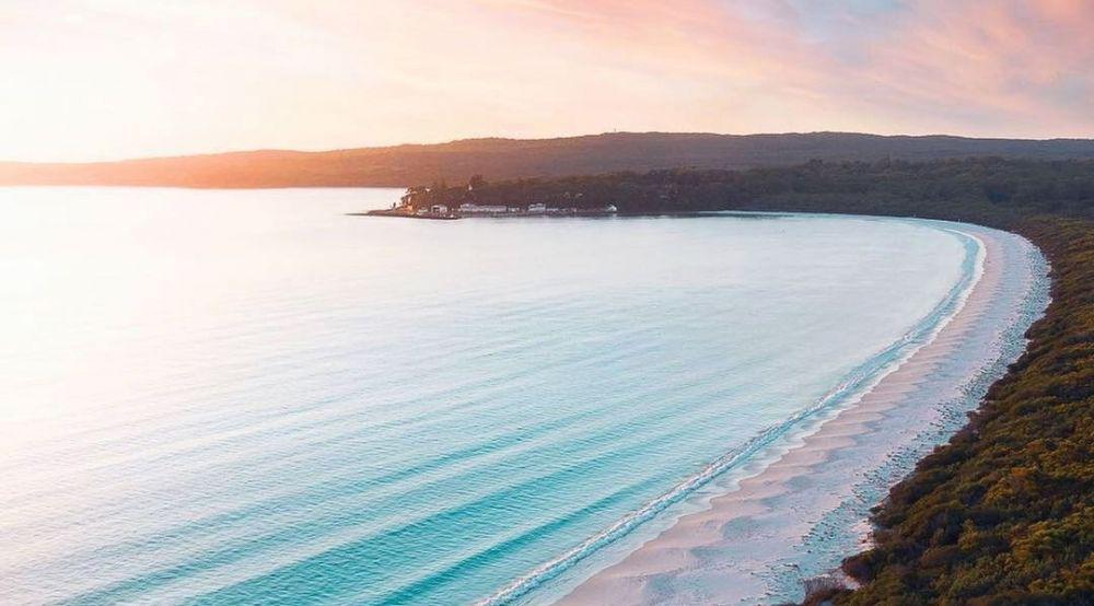 9 Pantai dengan Warna Pasir Terindah dan Terunik di Dunia