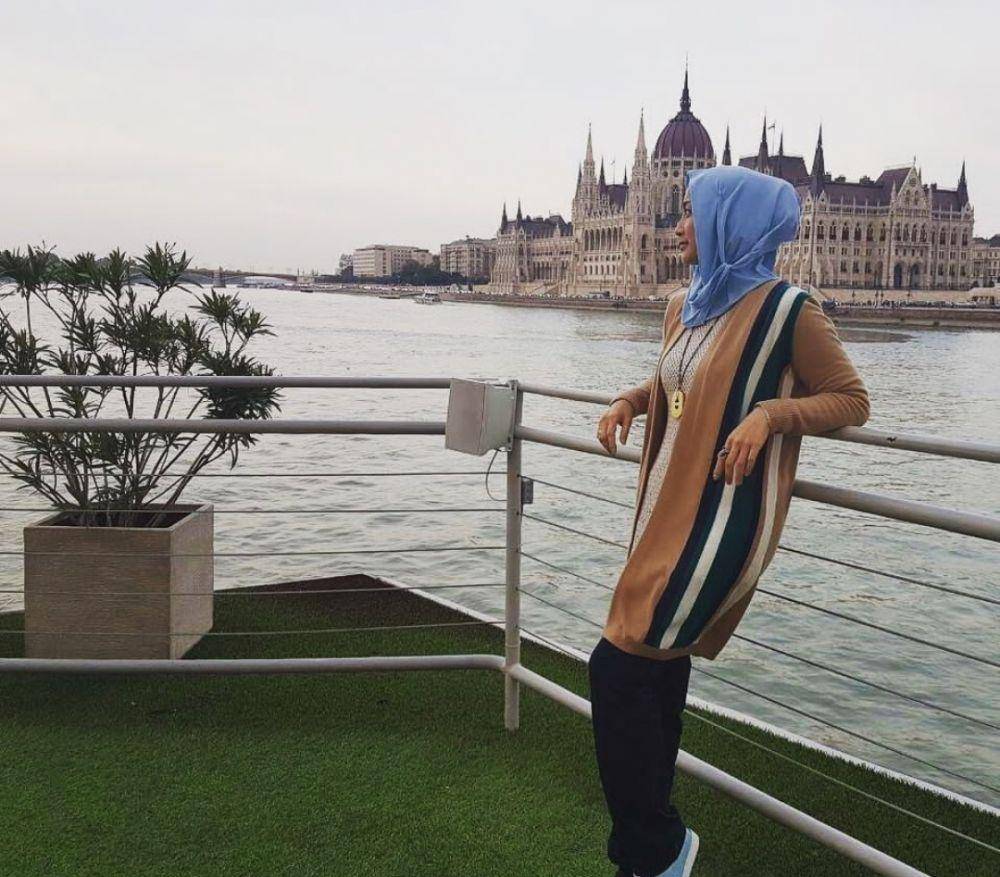 potret Desy Ratnasari liburan ke luar negeri (instagram.com/desyratnasari)