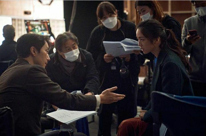 Park Hae Il, Park Chan Wook, Tang Wei, dan kru produksi di balik layar Decision to Leave (instagram.com/cjenmmovie)