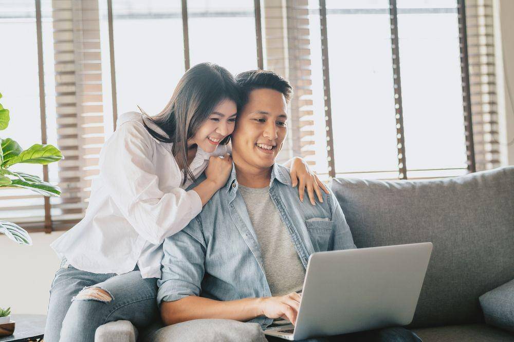 Sepasang kekasih sedang mempersiapkan sesuatu (Shutterstock/interstid)