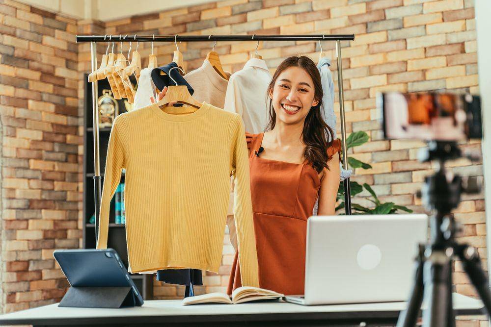 Seorang perempuan menemukan passion-nya sebagai content creator (Shutterstock/Twinsterphoto)