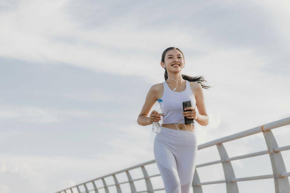 Seorang wanita sedang berlari (Shutterstock/Kaew LIVER)
