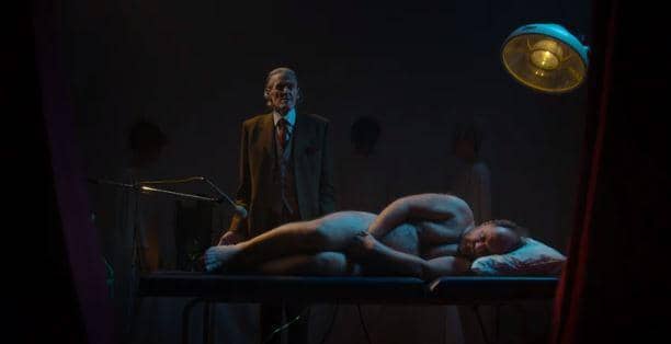 Makis Papadimitriou sebagai Stone yang akan menjalani colonoscopy dalam Flux Gourmet (dok. ifcfilms/flux gourmet)