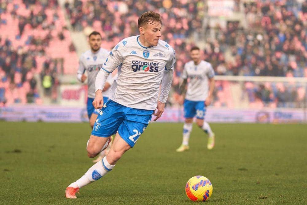 Szymon Żurkowski ketika membela Empoli di Serie A. (instagram.com/szymonzurkowski)