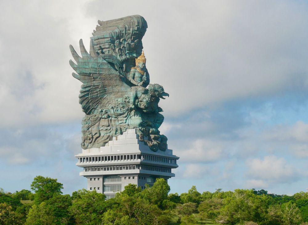Patung Dewa Wisnu mengendarai burung garuda. (unsplash.com/Yudi Haryasa)